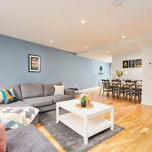  Holiday home Stunning Townhouse // Sleeps 8